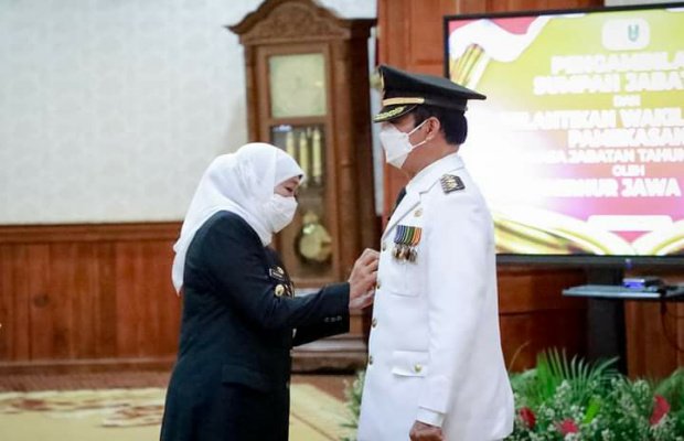 Foto : Gubernur Jatim, Khofifah Indar Parawansa saat melantik Wakil Bupati Pamekasan, Fattah Yasin di Gedung Grahadi Surabaya, Senin (30/5/2022) malam.