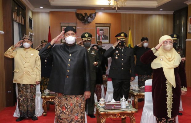 Foto: Bupati Sumenep Ach. Fauzi, Wakil Bupati Hj. Dewi Khalifah, bersama pimpinan OPD saat mengikuti Upacara Peringatan Hari Lahir Pancasila