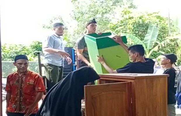 Foto: Para santri dan wali santri saat mengemasi barang-barangnya