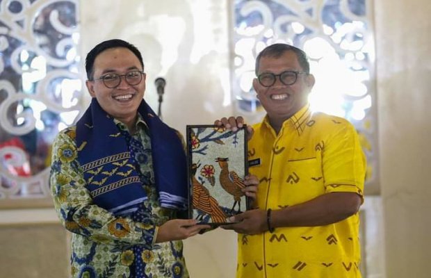 Foto : Bupati Pamekasan, Baddrut Tamam (kanan) saat foto bersama dengan Wakil Bupati Soppeng, Ir. H. Lutfi Halide (kiri) di Mandhapa Aghung Ronggosukowati, Kamis (2/6/2022).