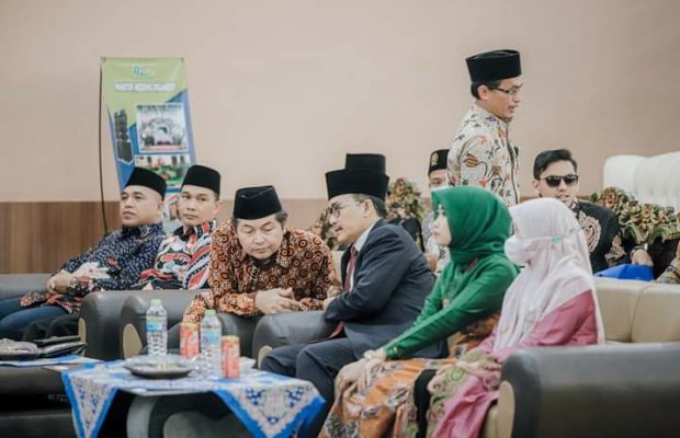 Foto : Bupati Pamekasan Baddrut Tamam menghadiri acara wisuda ke - II STIE di Gedung Jaya Prima Abadi Larangan Tokol, Kecamatan Tlanakan, Sabtu (4/6/2022)