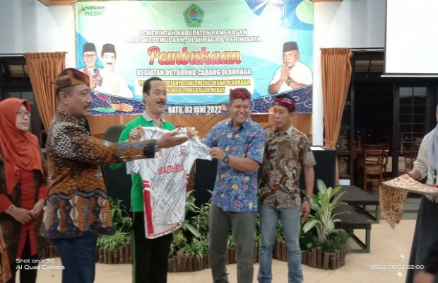 Foto : Wakil Bupati Pamekasan Fattah Jasin Saat Pembukaan Outbound yang digelar oleh Dispopar di Kota Batu, Jumat (3/6/2022) malam.
