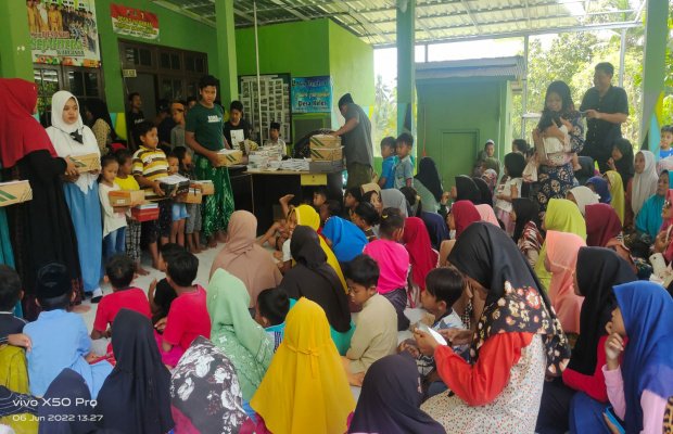 Foto: Antiyani, Kepala Desa Keles, saat menyerahkan bantuan seragam sekolah