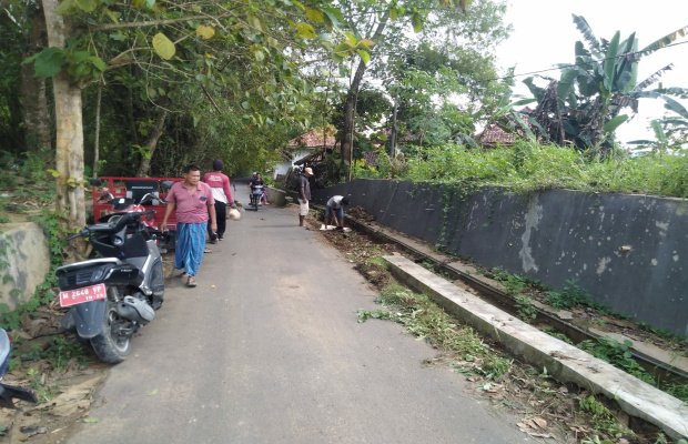 Foto: (istimewa) pembersihan saluran air tersumbat oleh Sekdes Bataal Barat dkk