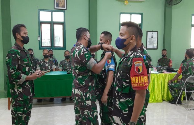 Foto : Dandim 0826 Pamekasan Letkol Inf Ubaydillah Saat menyematkan tanda peserta latihan