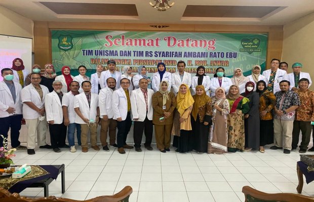 Foto: Sesi foto bersama pihak RSUD dr. Moh. Anwar Sumenep, Fakultas Kedokteran UNISMA, RSUD Syarifah Ambami Rato Ebu Bangkalan usai MoU tiga pihak