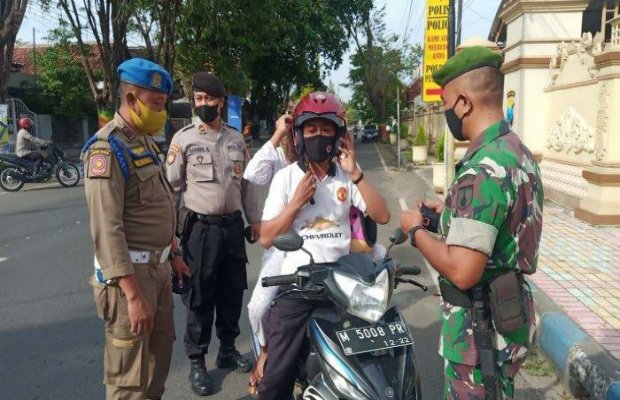 Foto : Polres Bersama Kodim dan Satpol PP saat gelar operasi dan imbauan di dipepan Mapolres Pamekasan.