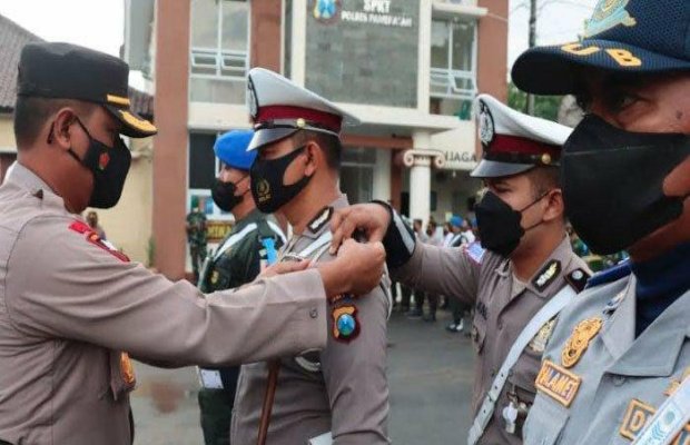 Foto : Kapolres Pamekasan saat menyematkan pita terhadap anggotanya sebagai tanda dimulainya Operasi Patuh Semeru 2022.