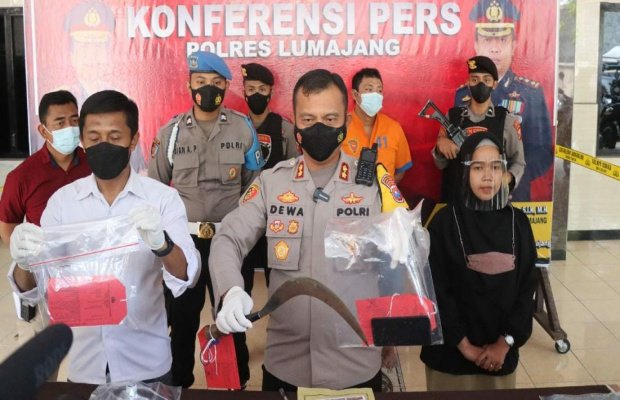 Foto : Tersangka 'L' berbaju Orange di apit petugas di belakang Kapolres Lumajang yang sedang menunjukkan barang bukti