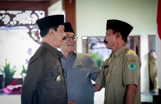 Foto : Bupati Pamekasan (tengah) Ra Baddrut Tamam, Beserta Wakil Bupati Fattah Jasin dan Kepala Desa usai Pembekalan kepala desa.