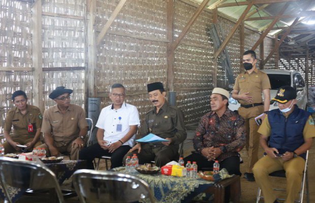 Foto : Wakil Bupati Saat Memberikan Sambutan di Desa Lembung, Galis, Pamekasan.