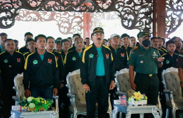 Foto : Wakil Bupati Pamekasan (Tengah) saat pelepasan atlet Pamekasan di Mandhapa Aghung Ronggosukowati, Pamekasan.
