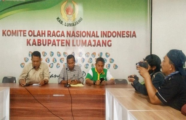 Foto : Ketua KONI Lumajang ( tengah )