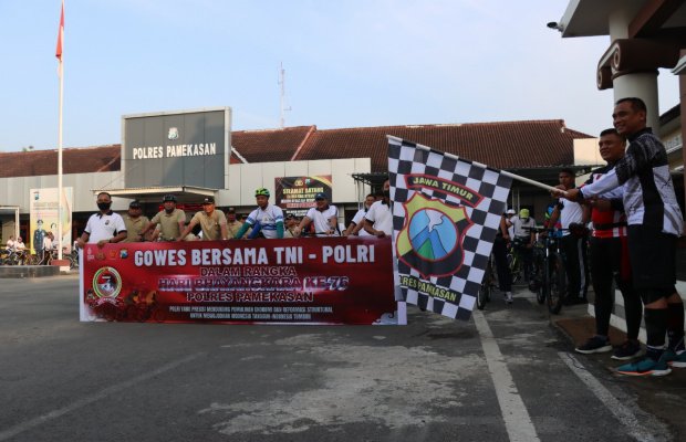 Foto : Kapolres dan Dandim 0826 Pamekasan saat melepas gowes bersama.