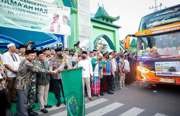 Foto : Bupati Pamekasan saat melepas keberangkatan Jemaah Haji kloter 23.