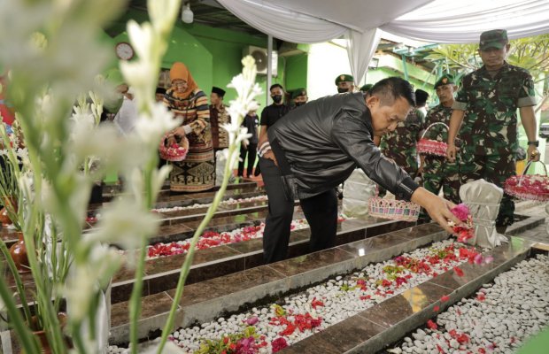 Foto: Jenderal Dudung saat ziarah