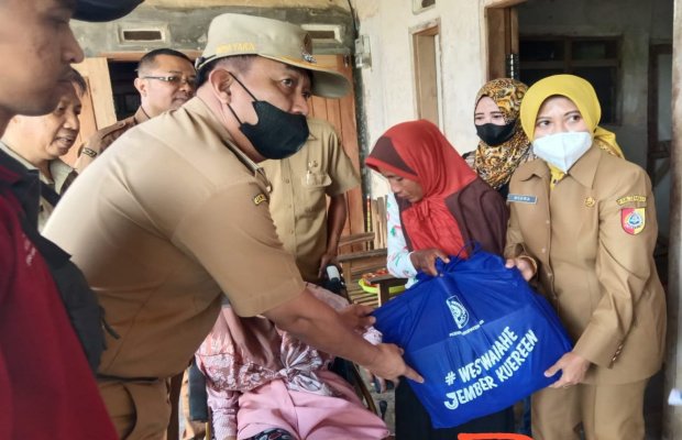 _Foto: Dinsos, Camat, TKSK, Sigap dan Pendamping PKH sangat sambangi keluarga Farida_