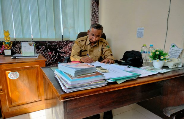 Foto : Hidayat, Kepala Bidang Pencegahan dan Pengendalian Penyakit (P2P) Dinas Kesehatan Kabupaten Pamekasan, saat diruang kerjanya.