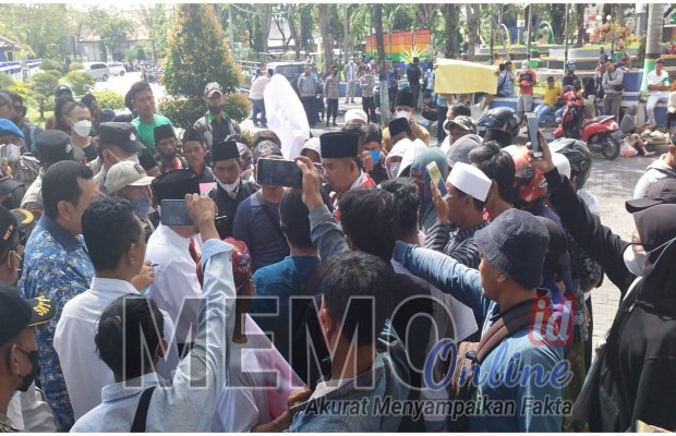 Foto : Aksi unjuk rasa didepan kantor Bupati Sampang
