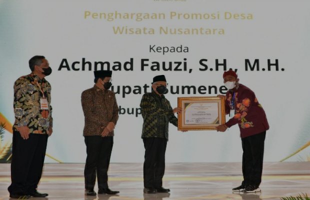 Foto: Bupati Sumenep Ach. Fauzi, saat menerima penghargaan program pengembangan desa wisata 2022 dari Wakil Presiden RI Prof. Dr. (H.C.) K.H. Ma'ruf Amin, di JS Luwansa Hotel dan Convention Center Jalan H.R. Rasuna Said C-22 Jakarta, Kamis (23/06/2022).