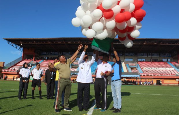Foto : Wakil Bupati Pamekasan bersama Forkopimda dan ketua PSSI Pamekasan saat melepas Balon Udara di Stadion Gelora Madura Pamelingan.