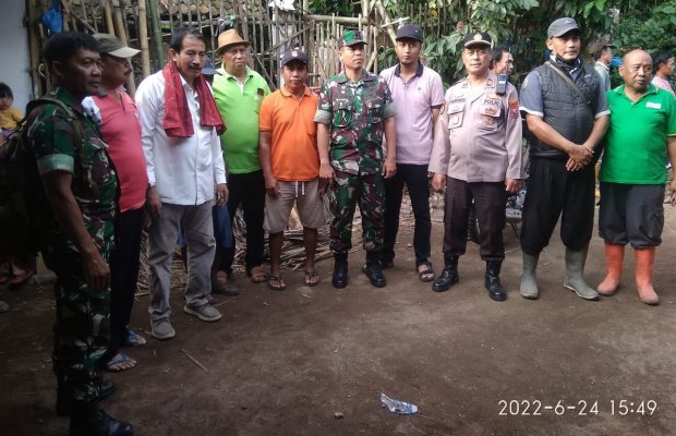 _Foto: Muspika Pakusari, Dinas Peternakan dan Masyarakat di Dusun Gempal._