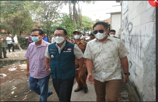 Foto: Pj Bupati Bekasi bersama Dirut PT BBWM saat kunjungan 