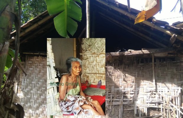 _Foto: Nenek Marija saat di kunjungi Memo Online di rumah reotnya._