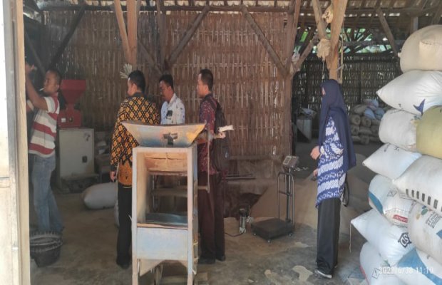 Foto: Tim Monitoring saat mendatangi sellep sekaligus gudang milik salah satu suplayer
