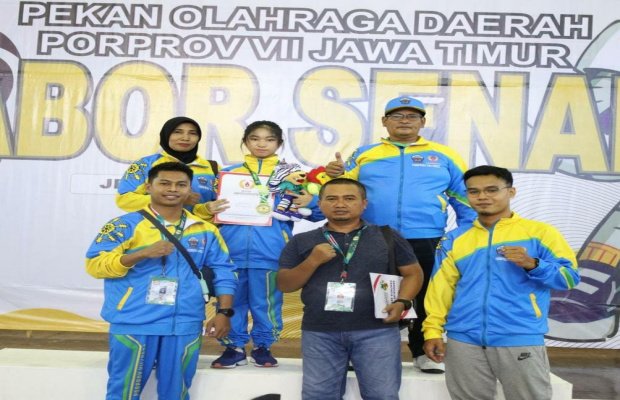 Foto : Atlet saat menerima medali emas