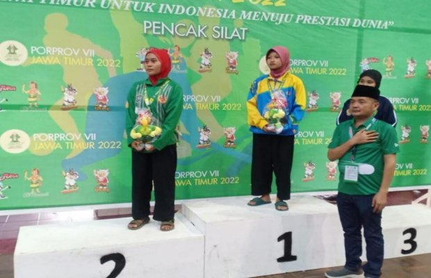 FOTO : Atlet cabor Pencak Silat saat menerima medali