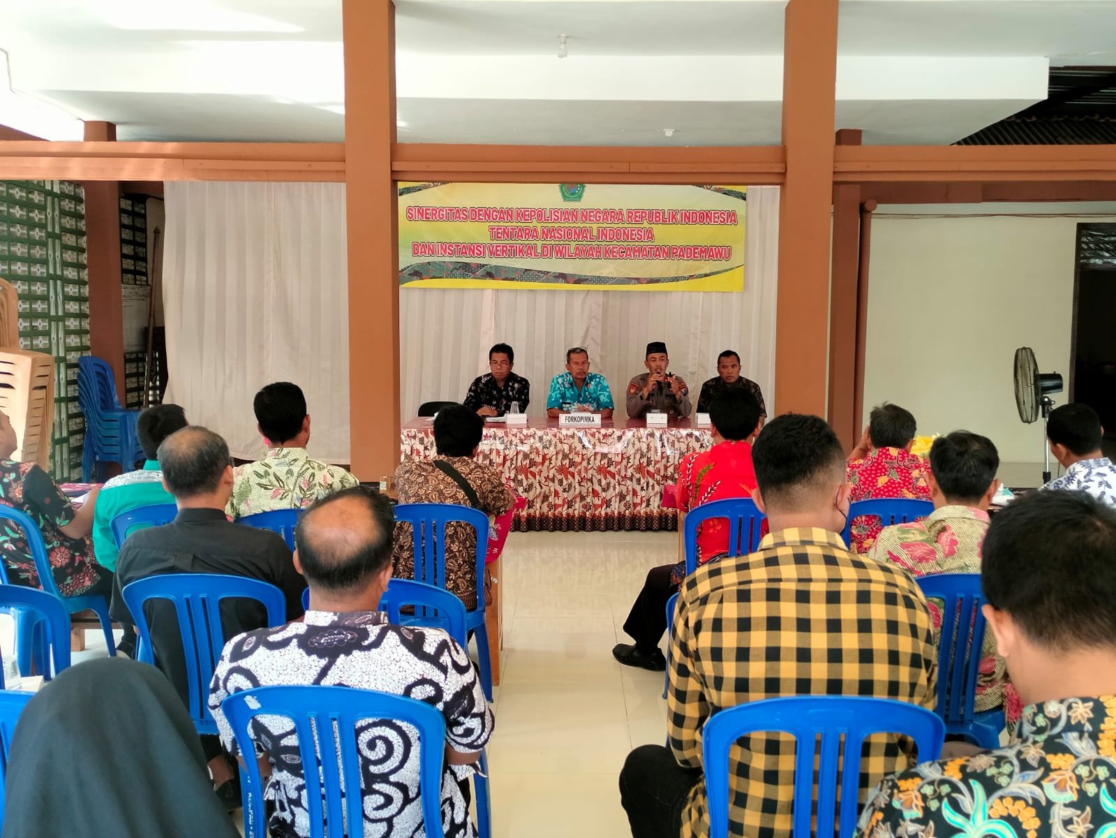 Foto : Forkopimda Bersama DKPP Pamekasan gelas sosialisasi PMK di kantor Kecamatan Pademawu, Pamekasan.