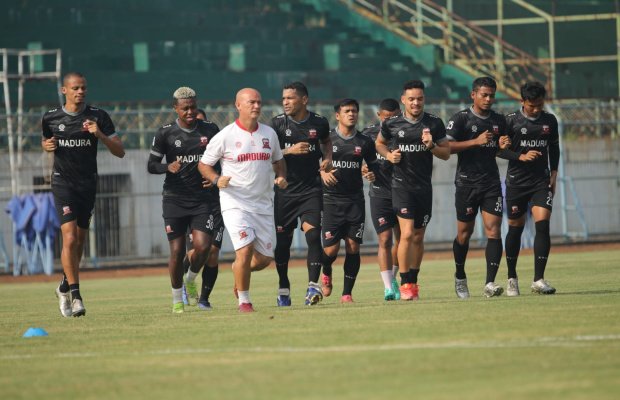 Foto : Latihan Laskar Sape Kerrab di Stadion Gelora Bangkalan 