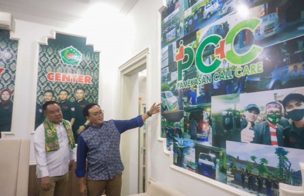 Foto : Bupati Pamekasan saat menunjukan program kesehatan, Pamekasan Call Care.