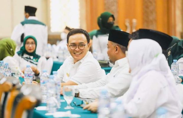 Foto : Bupati Pamekasan, Baddrut Tamam (pakai kacamat).