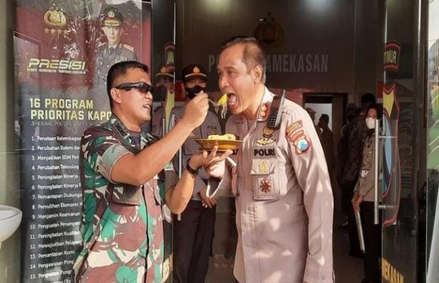 Foto : Dandim saat saling suap nasi tumpeng dengan Kapolres Pamekasan