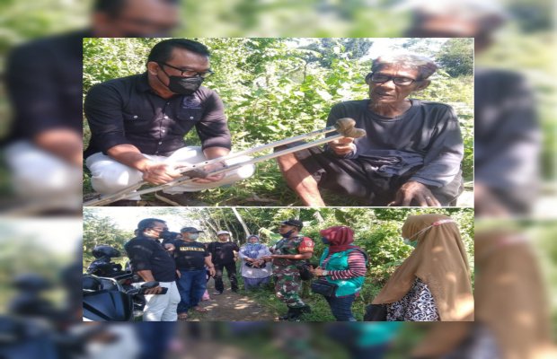 Foto: Saat mengunjungi kakek Ahmad Noer di Desa Karang Kedawung, Mumbulsari, Jember.