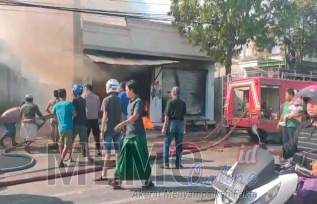 Foto : Petugas saat memadamkan api yang membakar Ruko di jalan Samsul Arifin kota Sampang