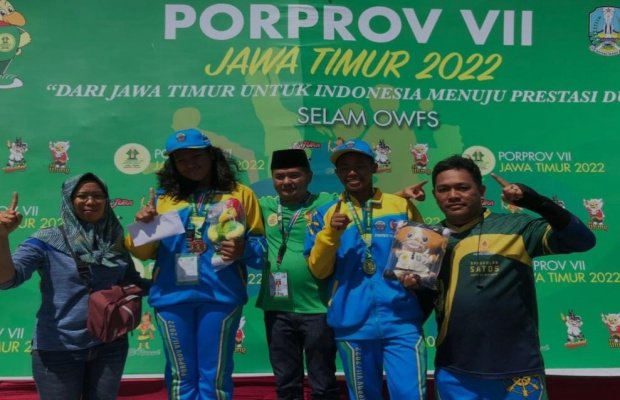 Foto : Ketua Koni Bangkalan, Moch Fauzan Ja'far saat mendampingi atlet di podium