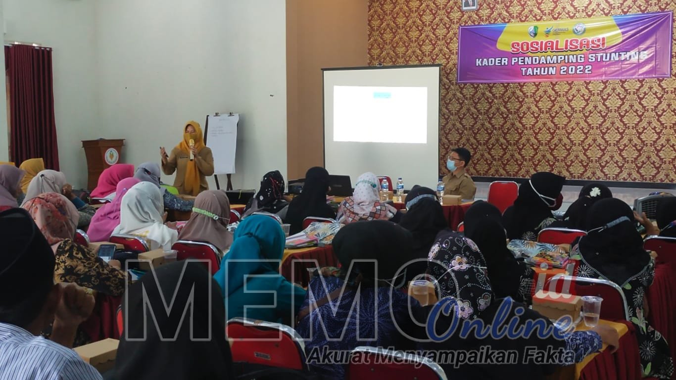 Foto : Dinkes dan KB Kabupaten Sampang saat sosialisasi Stunting di aula IBI Kabupaten Sampang