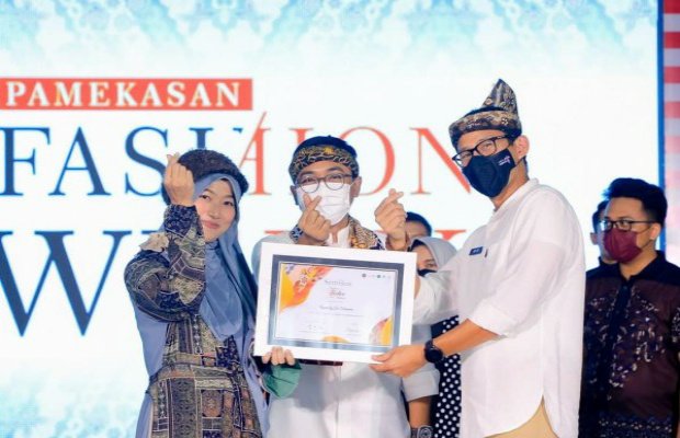 Foto : Menparekraf RI, Sandiaga Uno saat menghadiri Pamekasan Fashion Weekend.