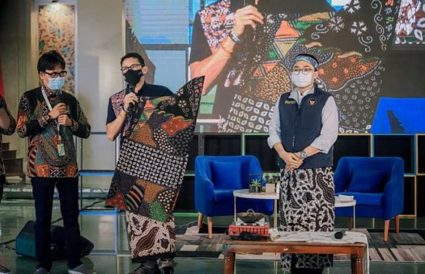 Foto : Menparekraf Sandiaga Uno (tengah) saat mengikuti acara Pamekasan Fashion Weekend (PFW) di Mandhapa Aghung Ronggosukowati.
