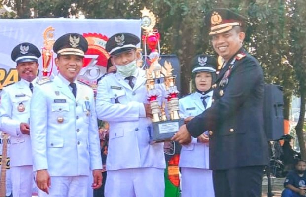 Foto : Kepala Desa Mlawang Iwan Hari, diapit Kapolres dan Bupati Lumajang