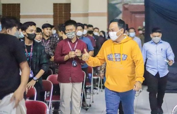 Foto : Bupati Pamekasan, Baddrut Tamam (Jaket warna kuning).