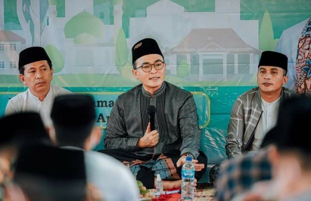Foto : Bupati Pamekasan, Baddrut Tamam (Tengah).