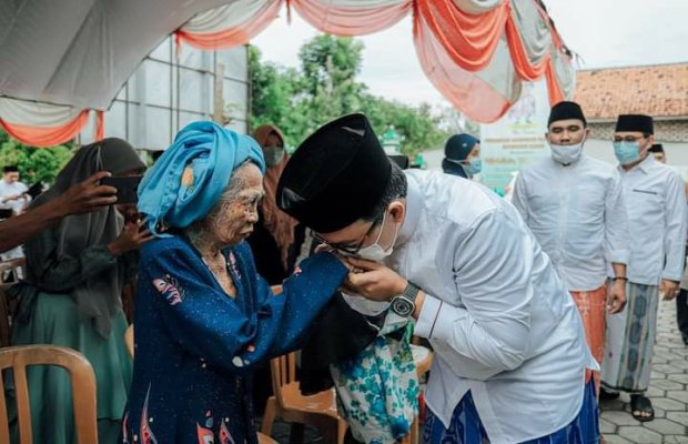 Foto : Bupati Pamekasan, Baddrut Tamam saat safari ramadhan sembari menyambangi masyarakat.