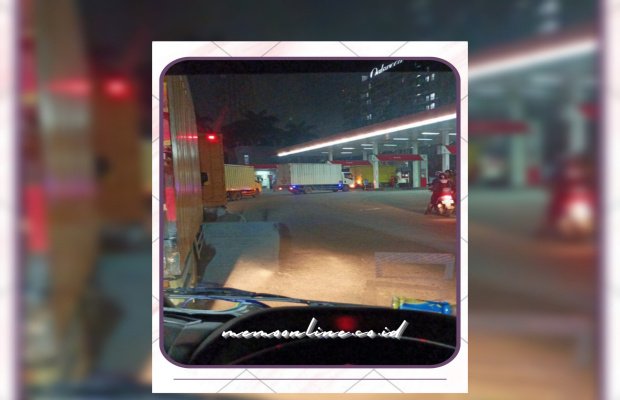 Foto: Saat rombongan mobil box antri BBM subsidi di SPBU pada hari ini pukul 04.30 WIB.