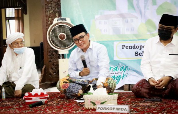 Foto : Bupati Pamekasan, Baddrut Tamam bersama ulama Pamekasan.