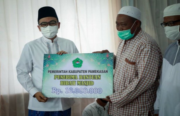 Foto : Bupati Pamekasan, Baddrut Tamam salurkan bantuan untuk mosholla dan masjid.