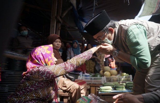 Foto : Bupati Pamekasan saat sidak pasar tradisional Kolpajung.